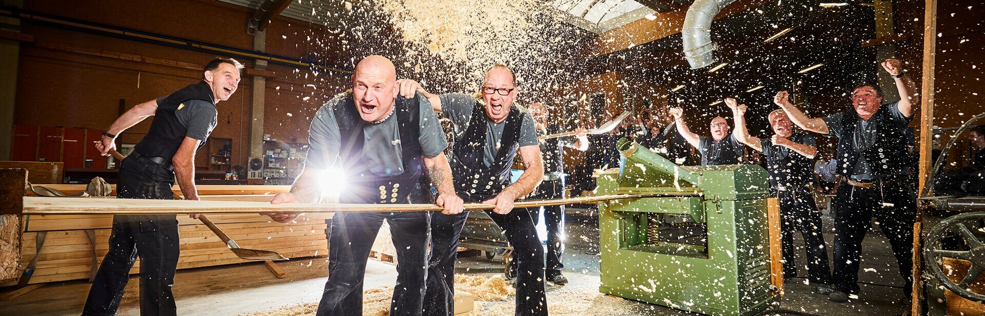 Teamfoto der DÜNSCHEDE Holzbau GmbH in der Werkhalle